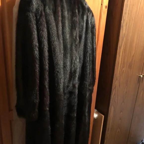 FUR COATS - Picture 2 of 9
